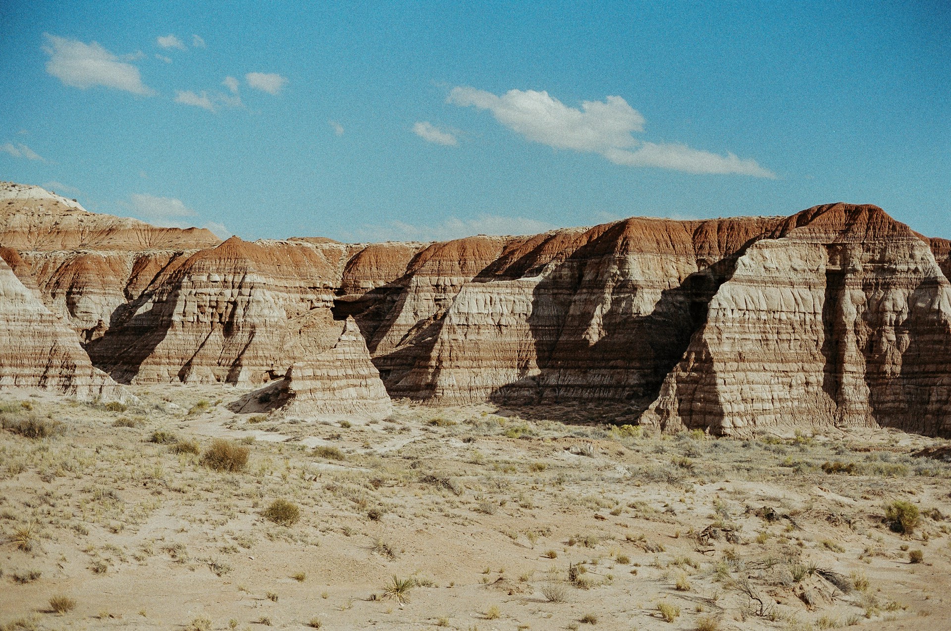 Un canyon in paesaggio desertico